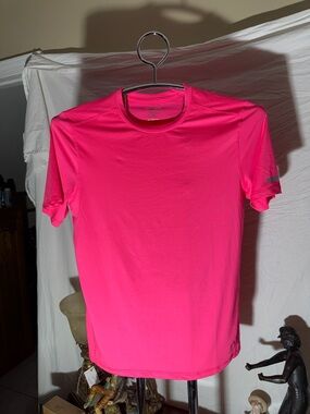 Men's Short Sleeve Performance Tee in Neon Pink
